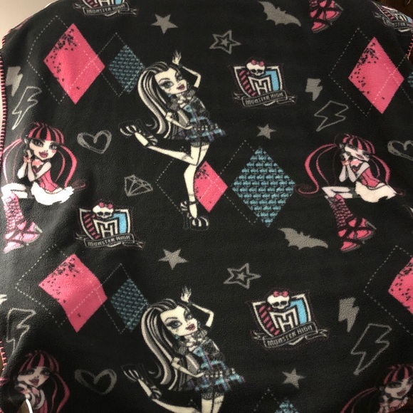 Monster High fleece lap blanket - Picture 3 of 10